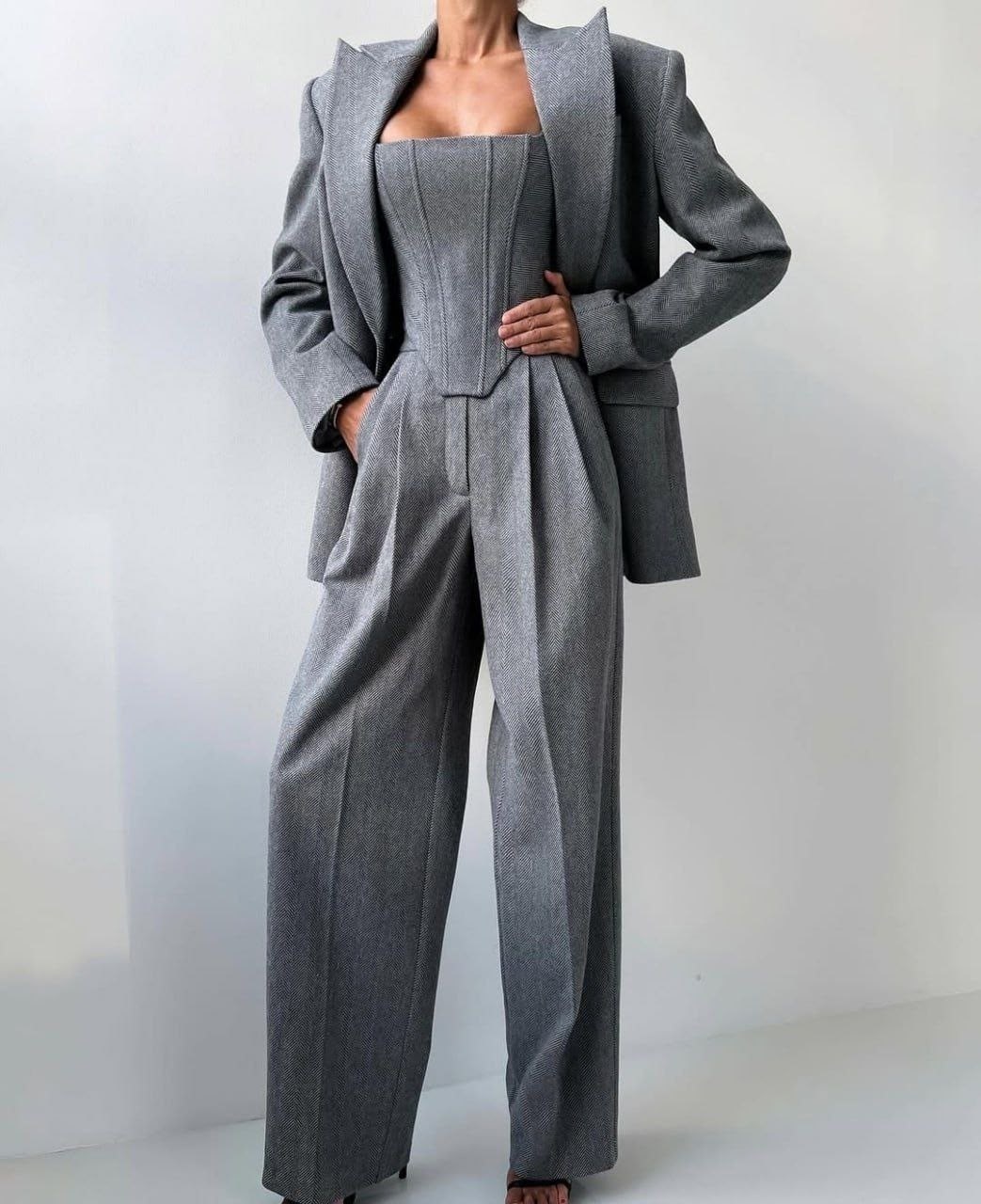 костюм тройка женский,стильные костюмы,брючные женские костюмы,костюмы брючные,серый брючный костюм