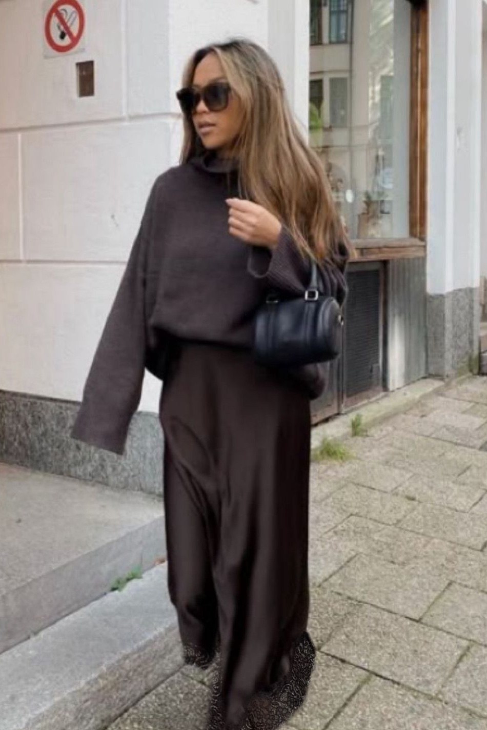 шелковое платье со свитером,юбка стильная,образ с длинной юбкой,мода модная