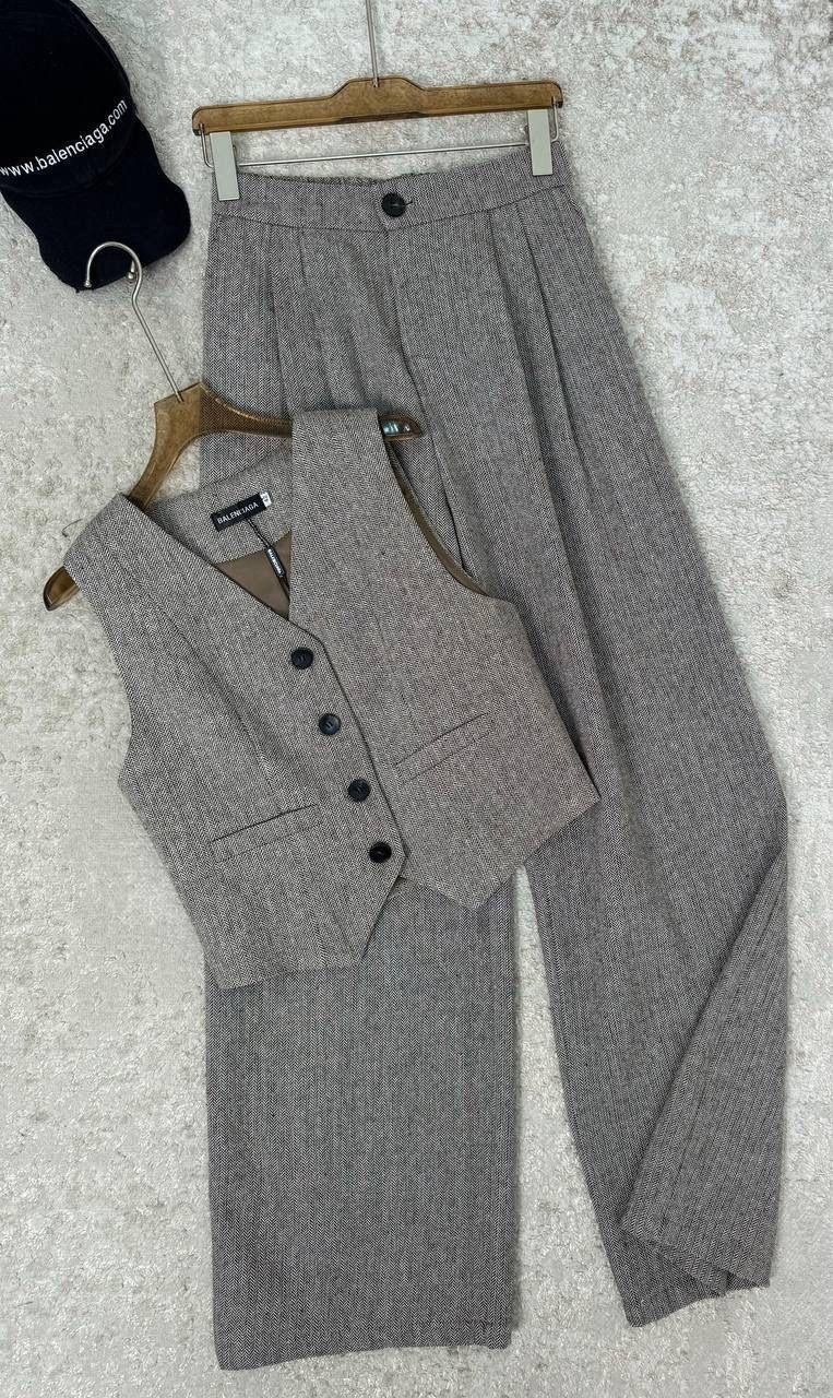костюмы брючные,серый драповый брючный костюм,серый брючный костюм,брючный костюм с жилетом,стильные костюмы