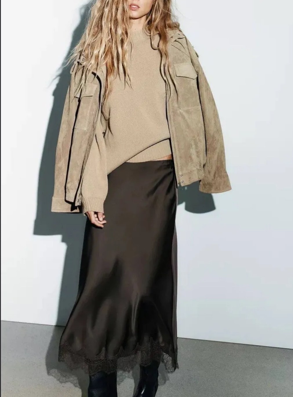 шелковое платье со свитером,юбка стильная,образ с длинной юбкой,мода модная