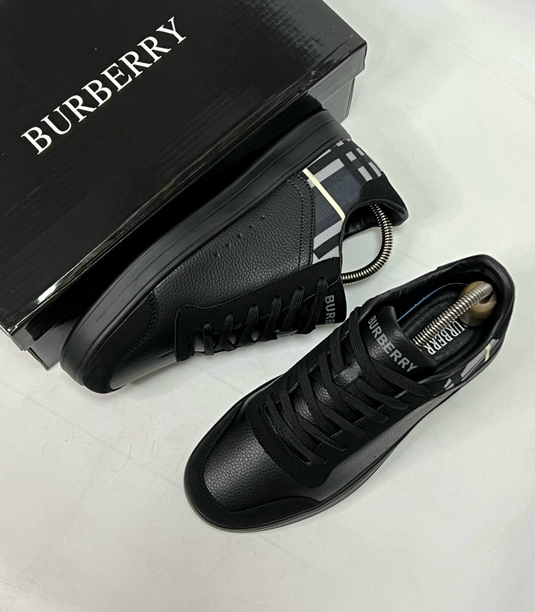 кроссовки burberry,кеды burberry,,кроссовки burberry мужские с надписью на подошве сбоку,кроссовка мужской