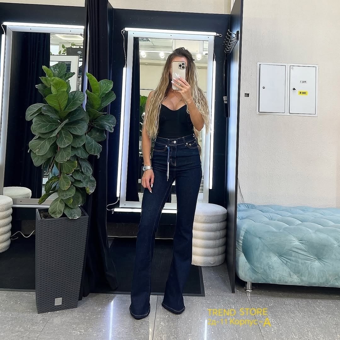 джинсы клеш от колена с высокой посадкой на,женские джинсы клеш,джинсы клеш с высокой посадкой,джинсы клеш от колена высокие,женские джинсы