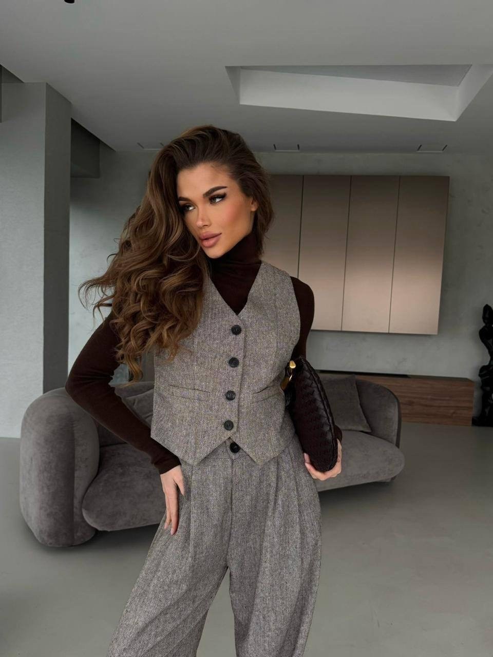 костюмы брючные,серый драповый брючный костюм,серый брючный костюм,брючный костюм с жилетом,стильные костюмы