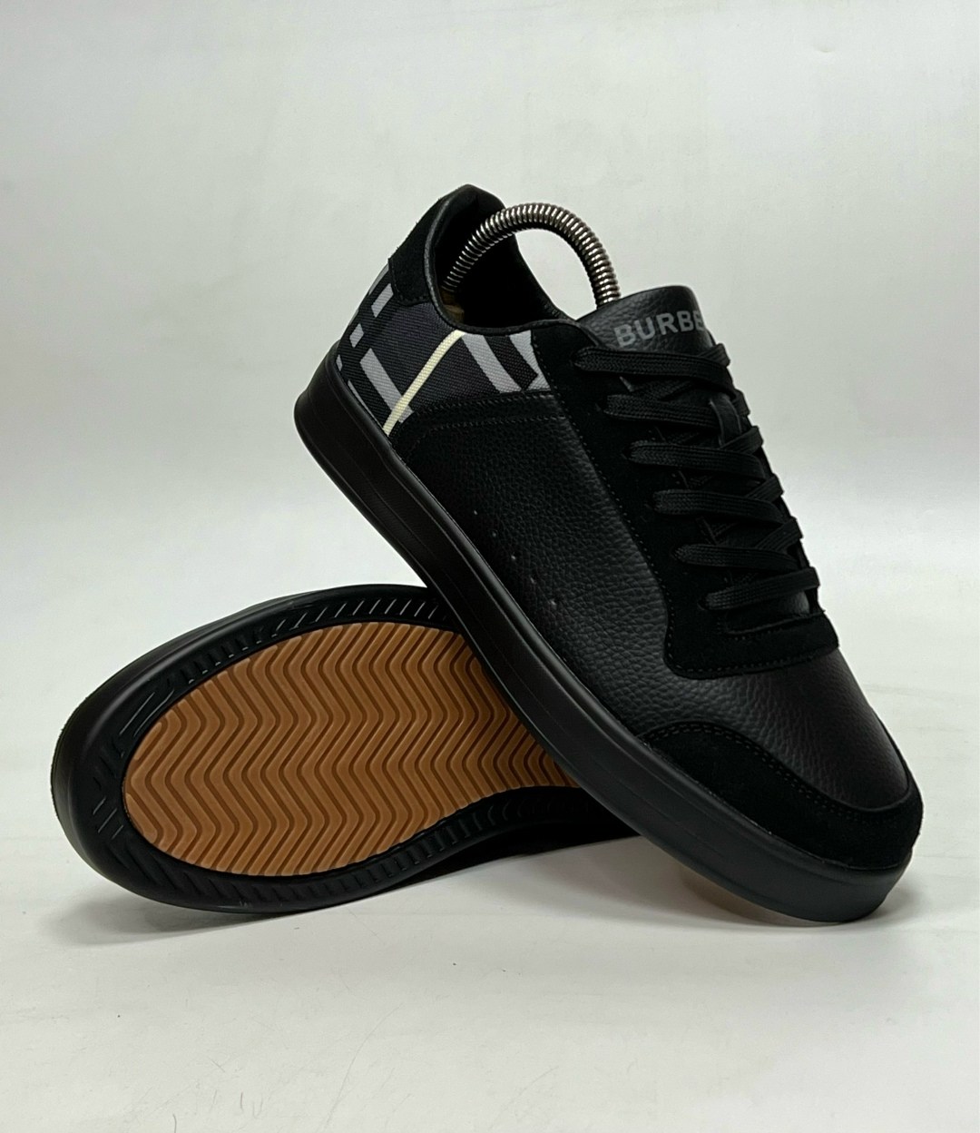 кроссовки burberry,кеды burberry,,кроссовки burberry мужские с надписью на подошве сбоку,кроссовка мужской