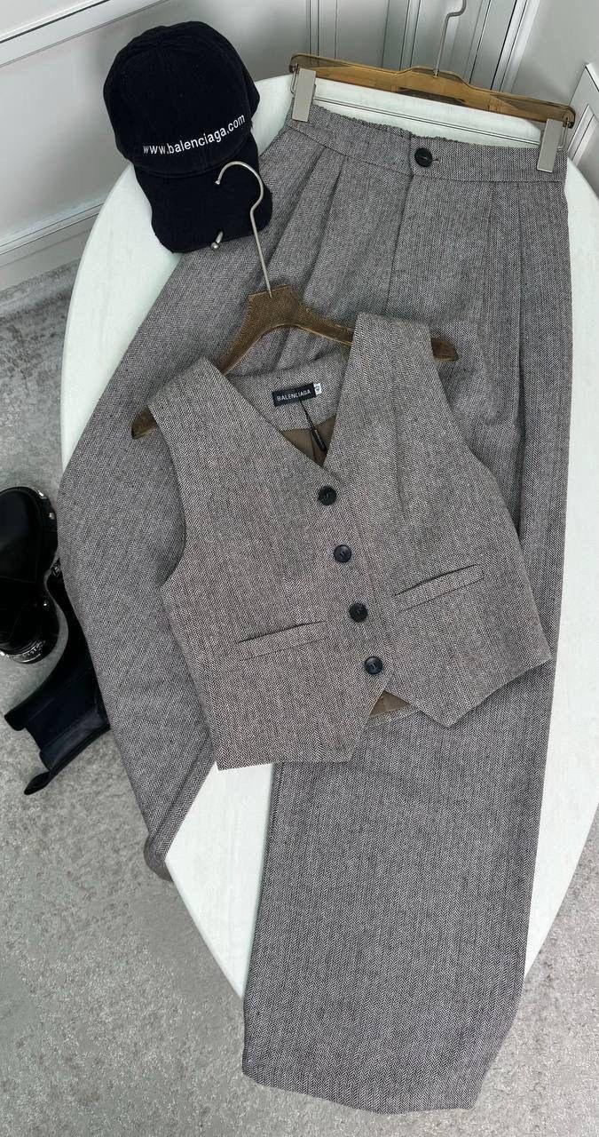 костюмы брючные,серый драповый брючный костюм,серый брючный костюм,брючный костюм с жилетом,стильные костюмы