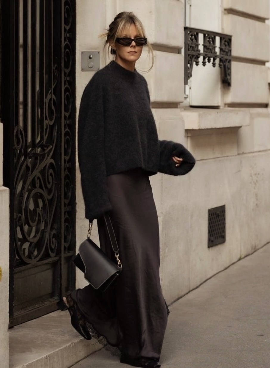 шелковое платье со свитером,юбка стильная,образ с длинной юбкой,мода модная