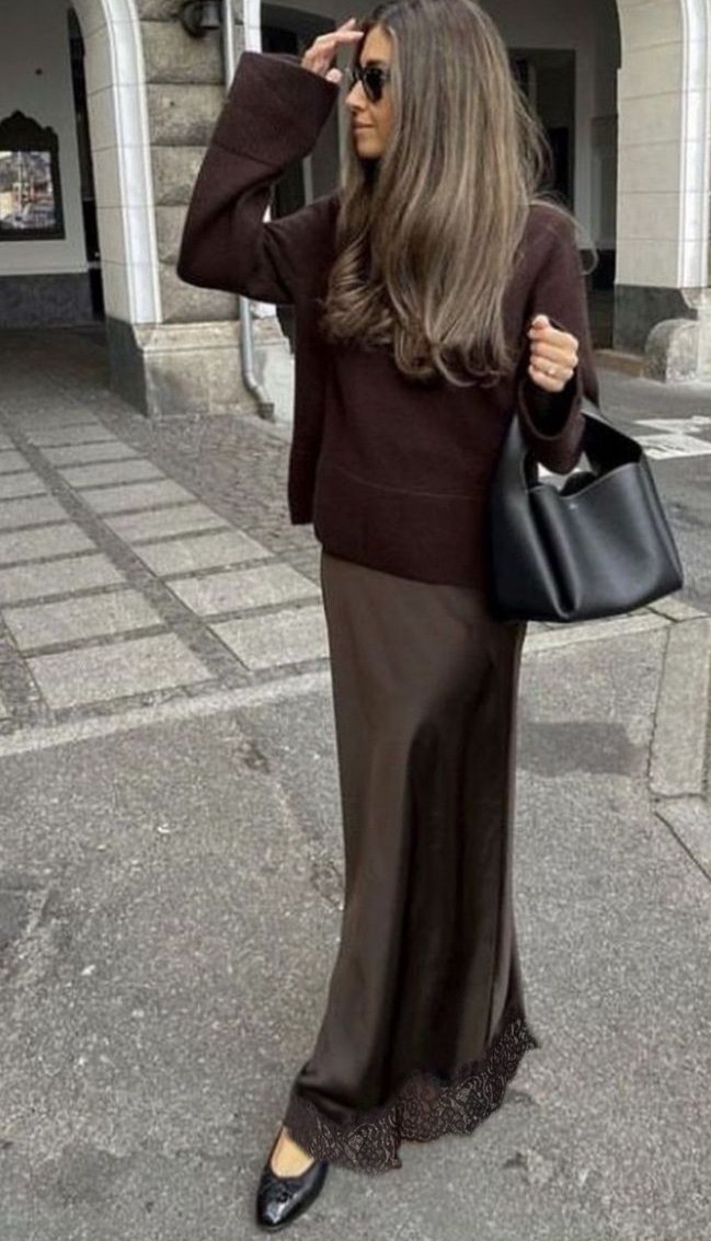 шелковое платье со свитером,юбка стильная,образ с длинной юбкой,мода модная