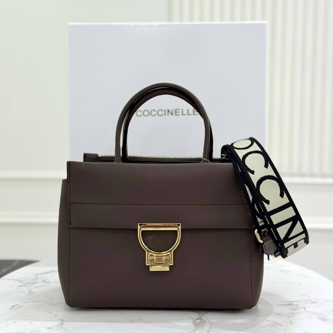 сумка coccinelle arlettis signature,сумка coccinelle arlettis,сумка coccinelle,женская сумка coccinelle,сумка