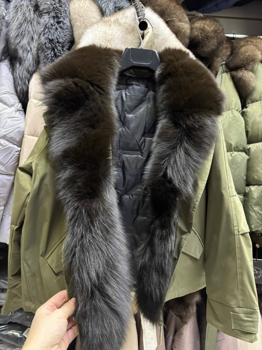 парка с натуральным мехом,парка с мехом,парка с лисьим мехом,зеленая парка с мехом,короткая парка с натуральным мехом