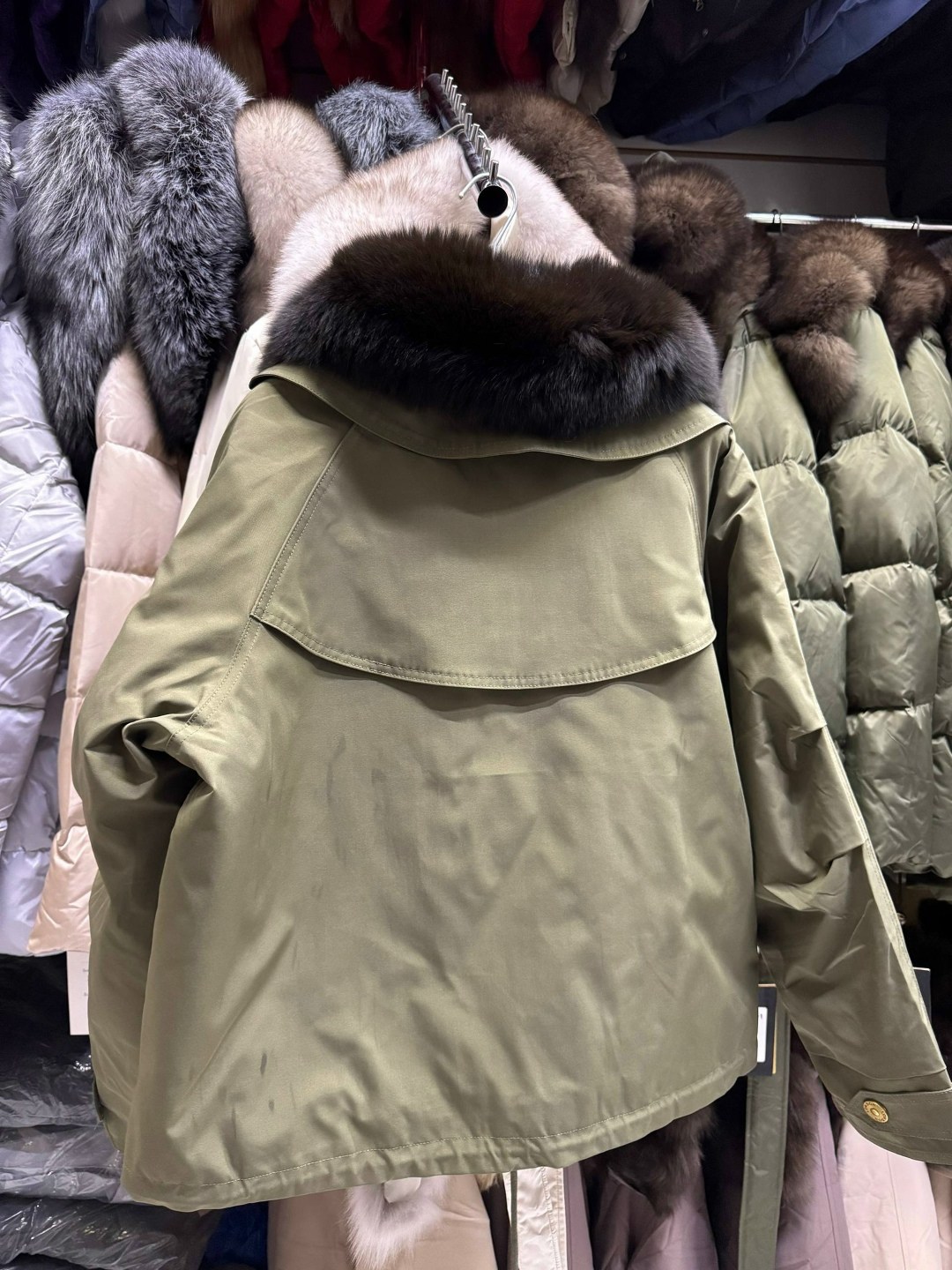 парка с натуральным мехом,парка с мехом,парка с лисьим мехом,зеленая парка с мехом,короткая парка с натуральным мехом
