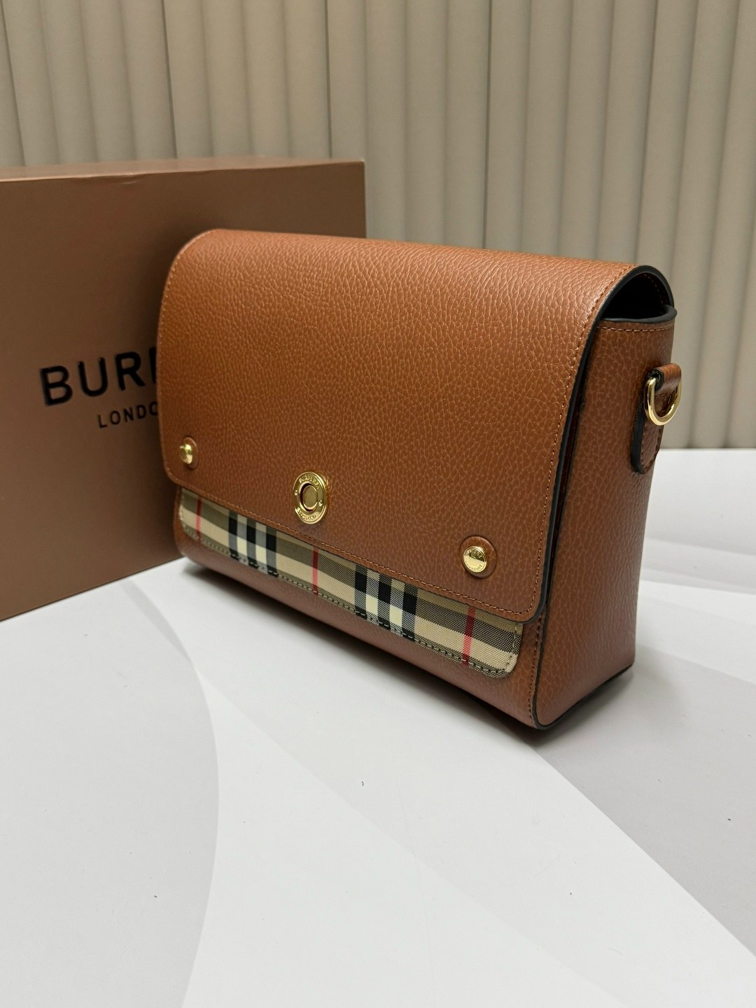 сумка burberry,burberry note medium сумка,burberry сумка на плечо,burberry сумка женская,сумки для женщин