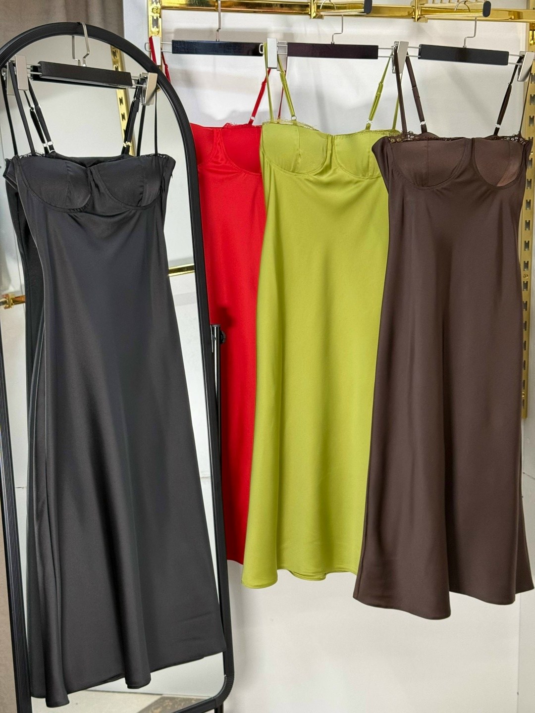 шелковое платье на бретельках,платье женская,шелковое платье,платье модели,платье стильное