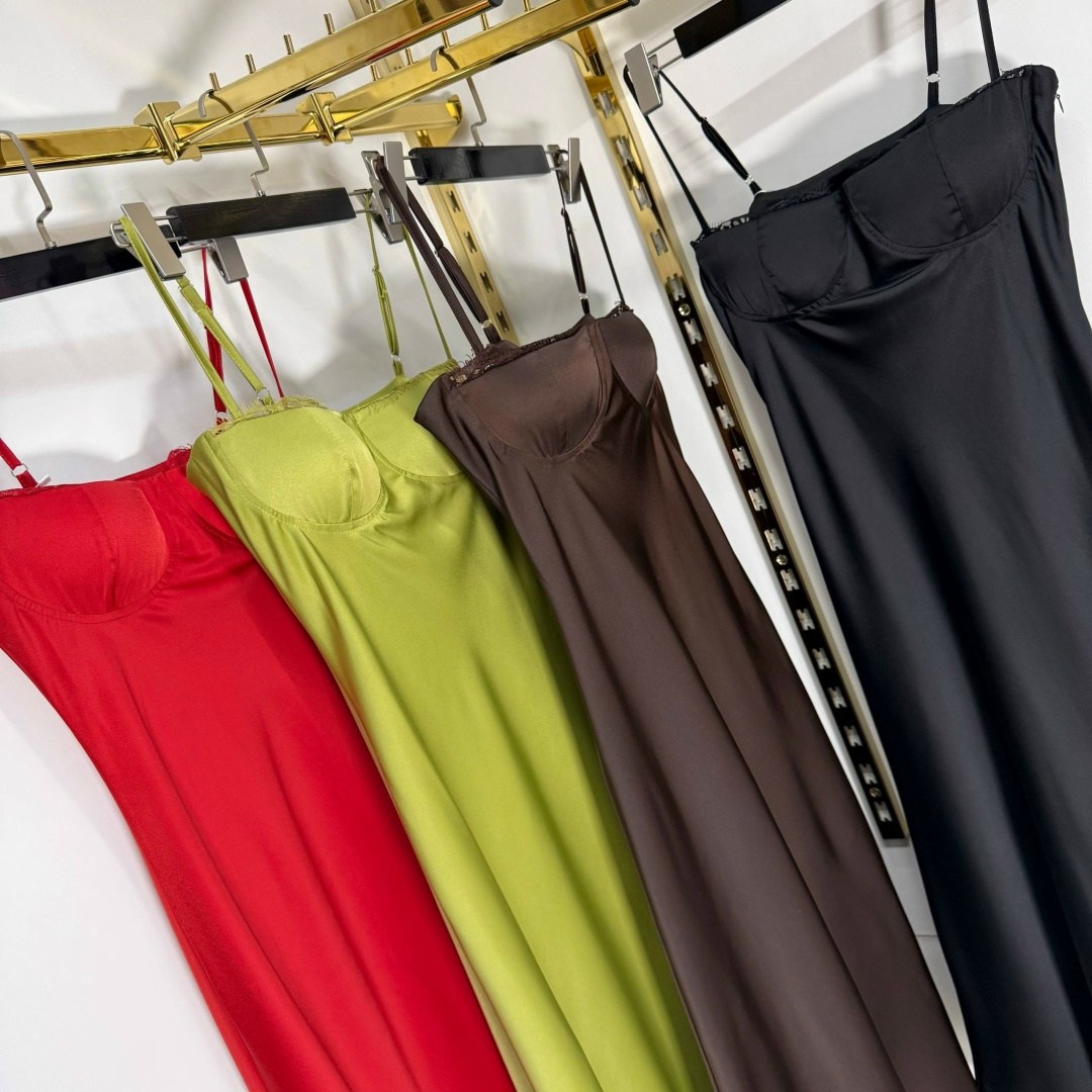 шелковое платье на бретельках,платье женская,шелковое платье,платье модели,платье стильное