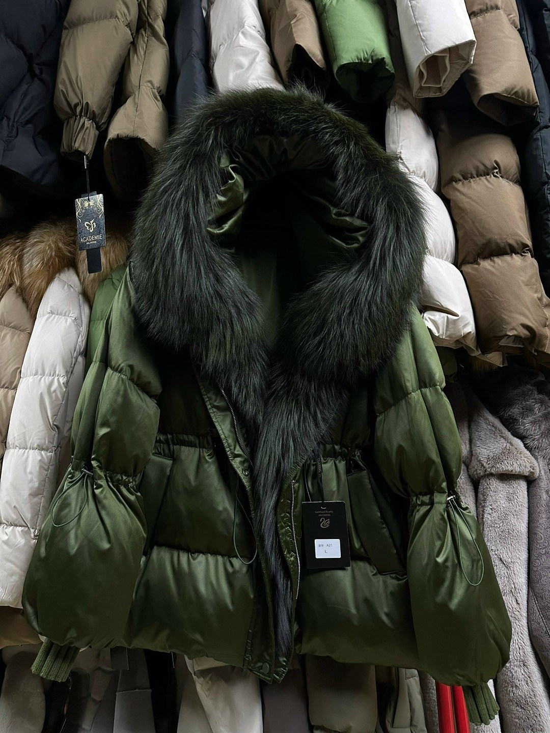 короткий пуховик,женский пуховик с меховым воротником,пуховики с натуральным мехом,пуховики с мехом,куртка пуховик с натуральным мехом