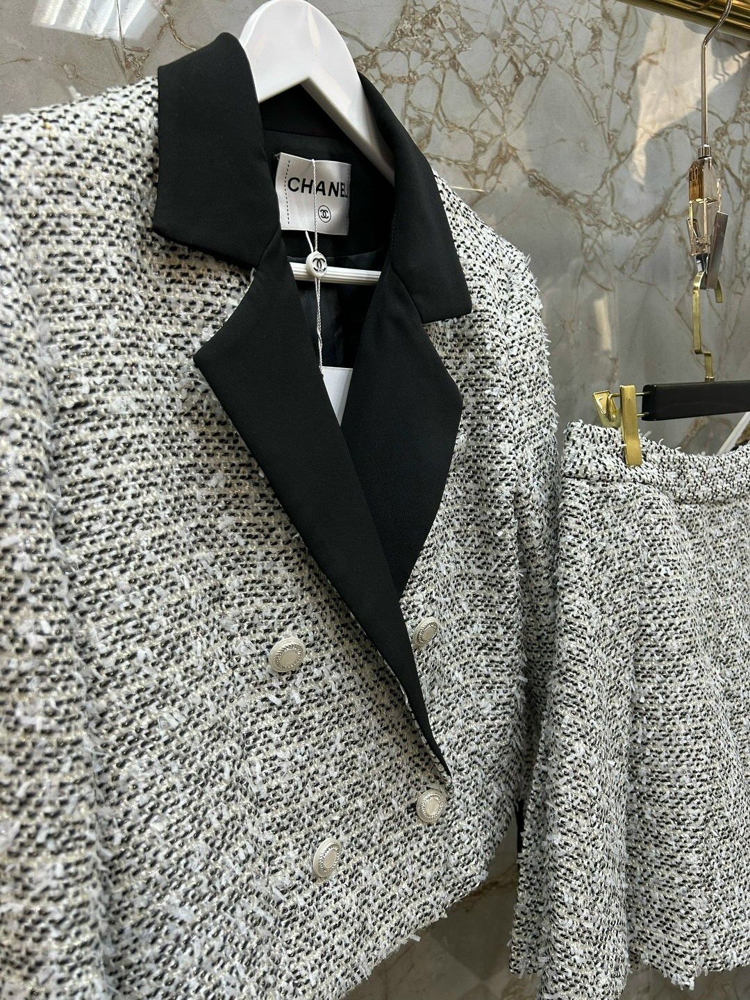 твидовый костюм chanel,женский твидовый костюм,твидовый костюм с юбкой,твидовые костюмы,шанель твидовый костюм