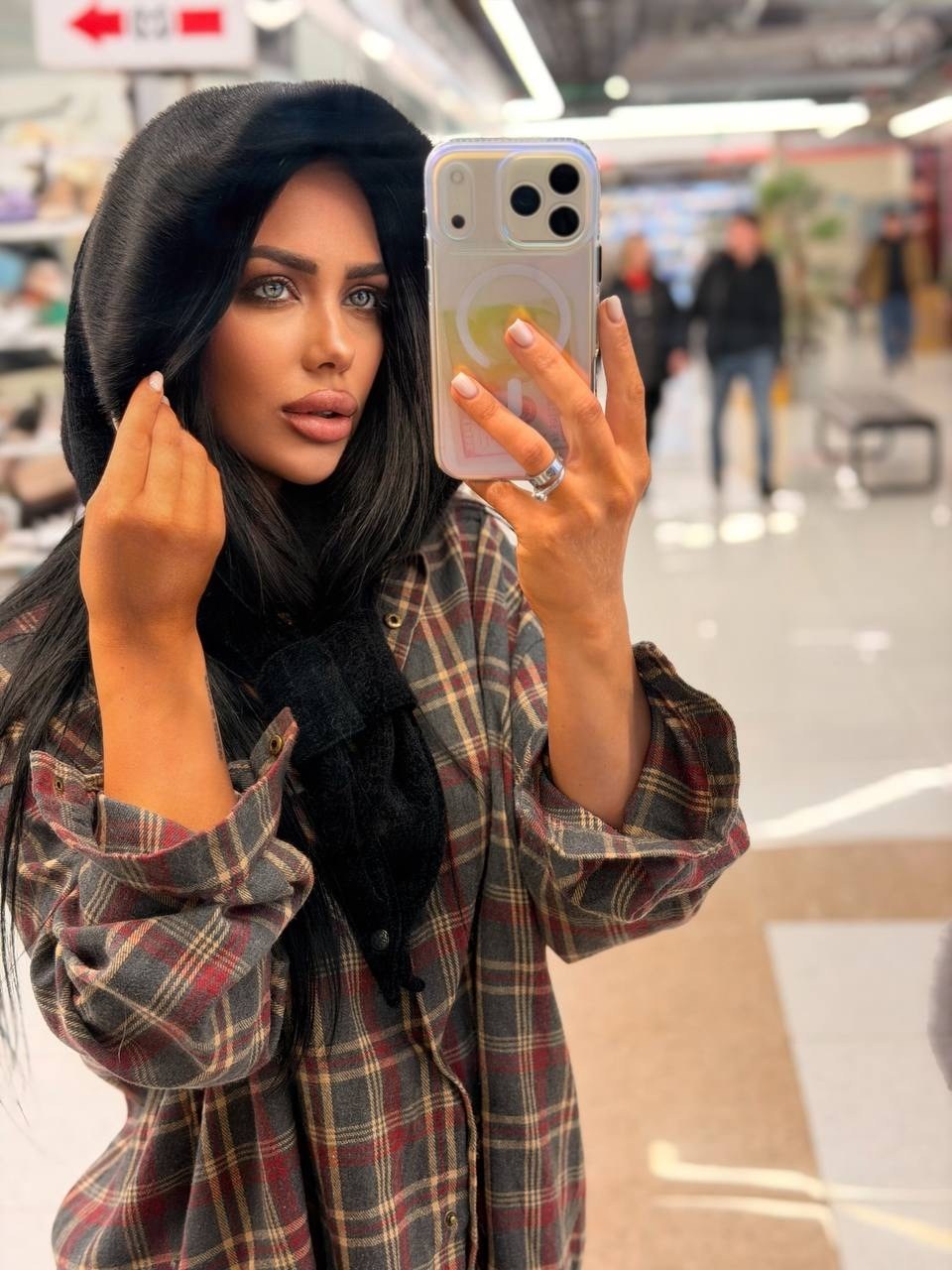 рубашка в клетку оверсайз удлиненная,рубашка женская в клетку оверсайз,модные образы,клетчатая рубашка,рубашка в клетку с капюшоном