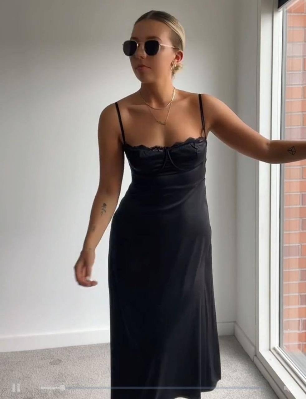 шелковое платье на бретельках,платье женская,шелковое платье,платье модели,платье стильное