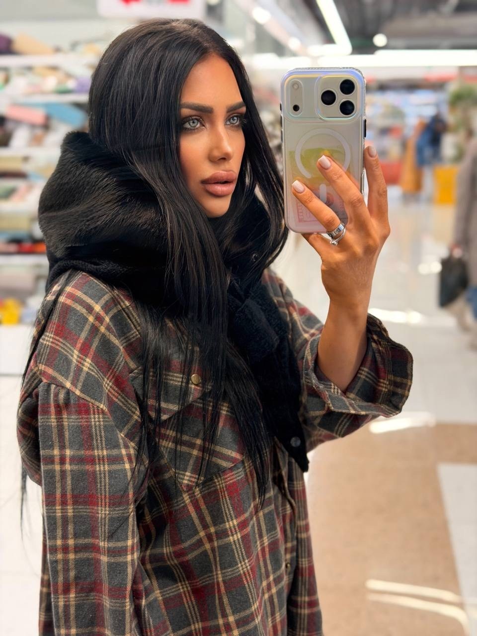 рубашка в клетку оверсайз удлиненная,рубашка женская в клетку оверсайз,модные образы,клетчатая рубашка,рубашка в клетку с капюшоном