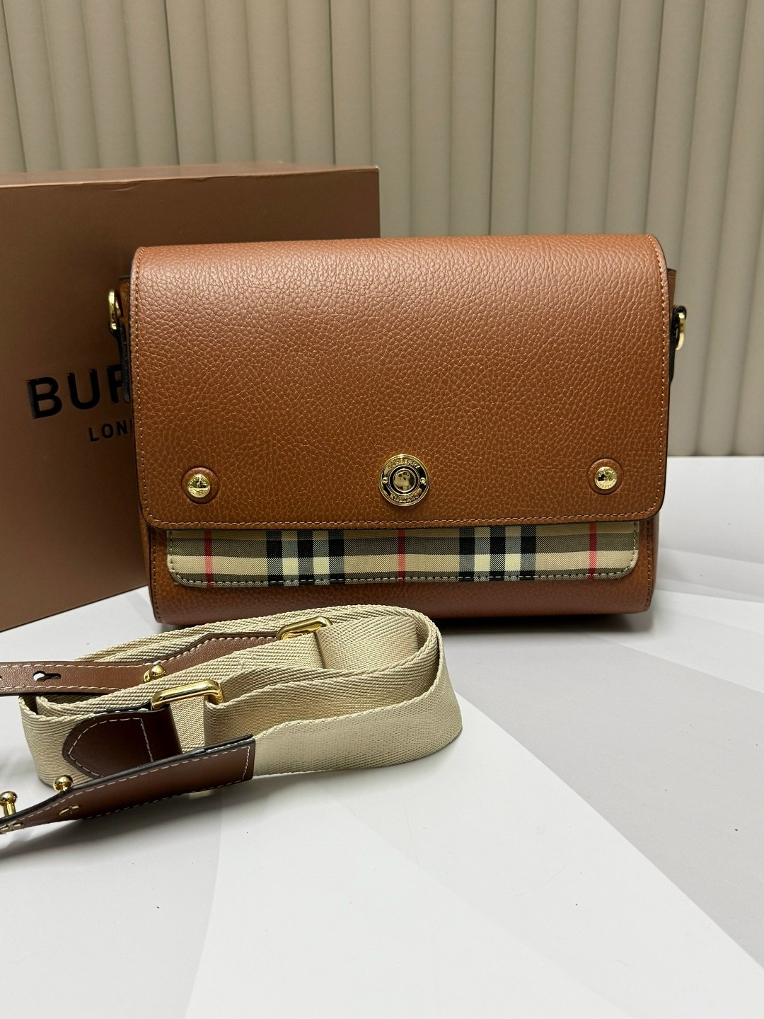 сумка burberry,burberry note medium сумка,burberry сумка на плечо,burberry сумка женская,сумки для женщин