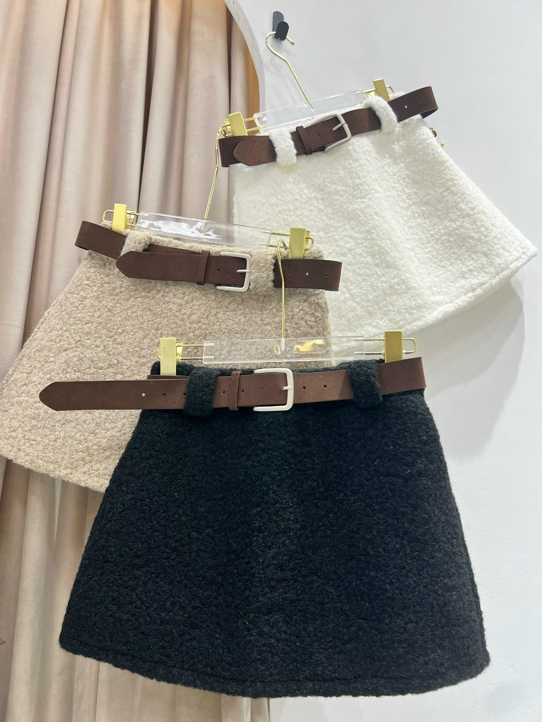 юбка женская мини,белый костюм с юбкой,юбка женская мини с разрезом,костюмы женские,кофта короткая