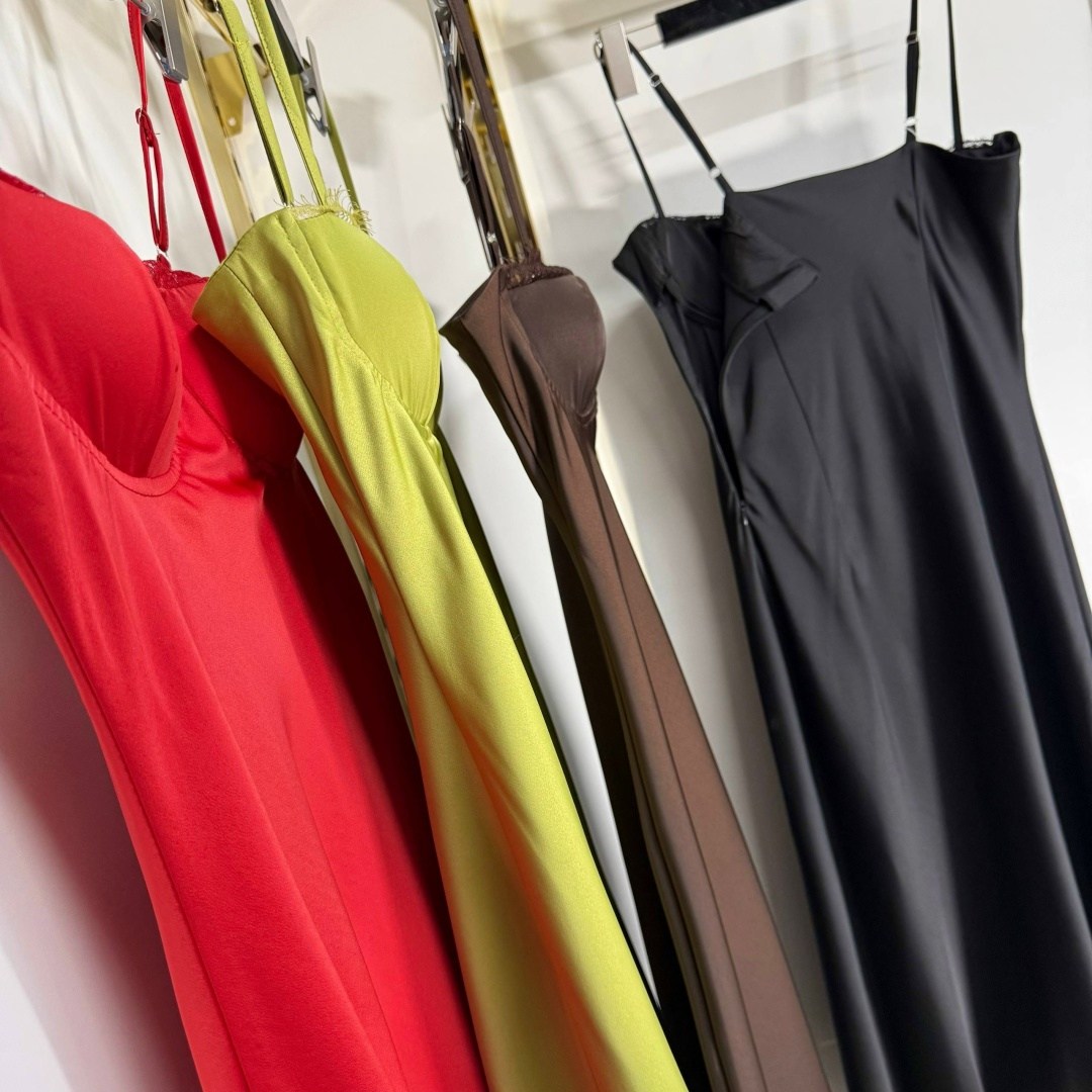 шелковое платье на бретельках,платье женская,шелковое платье,платье модели,платье стильное