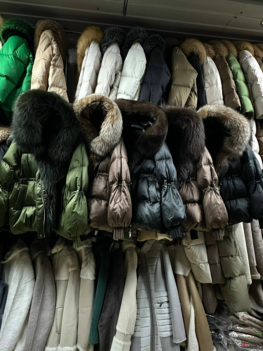короткий пуховик,женский пуховик с меховым воротником,пуховики с натуральным мехом,пуховики с мехом,куртка пуховик с натуральным мехом