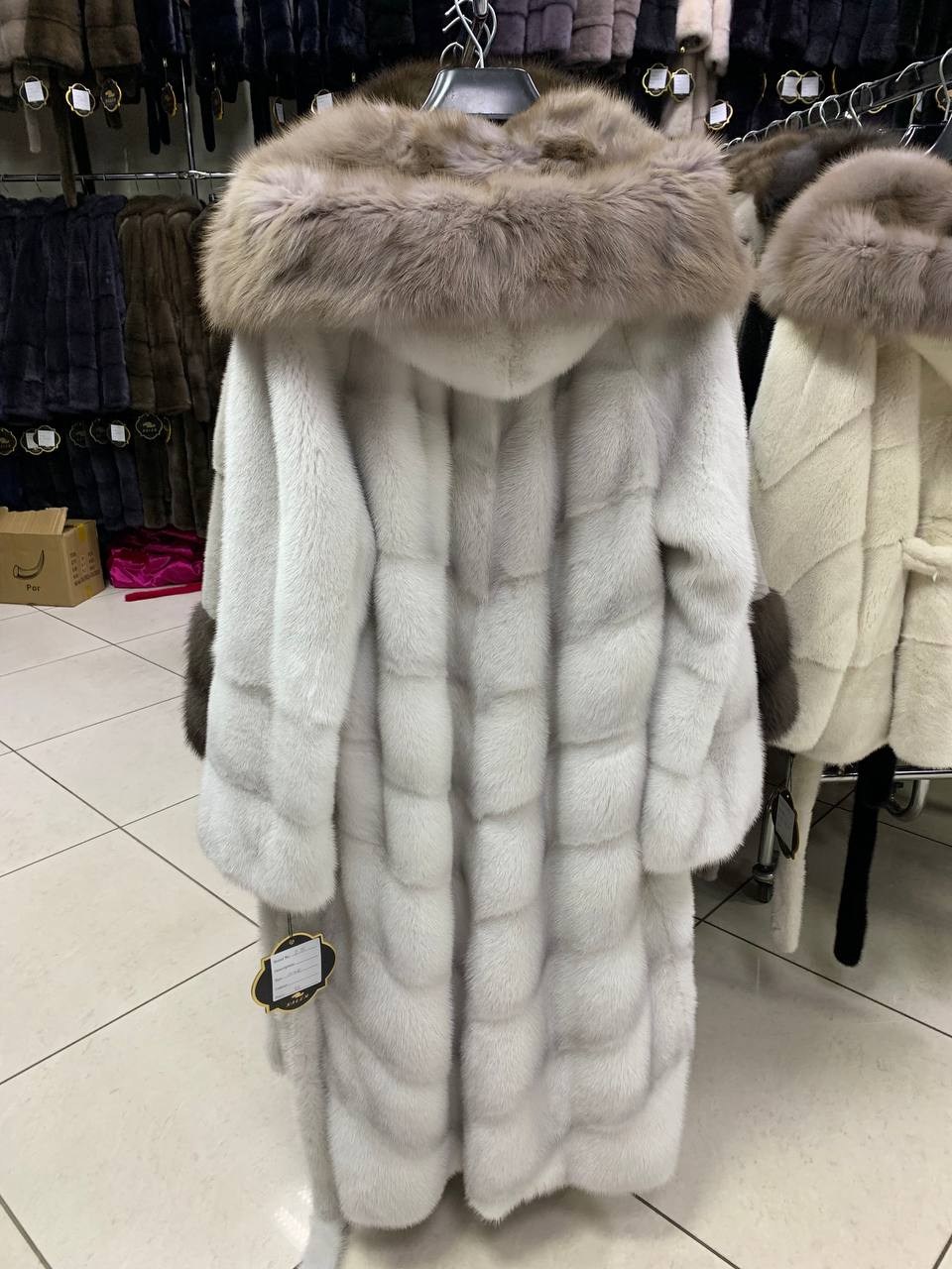 шуба норковая nafa с капюшоном из соболя,белая норковая шуба,длинная норковая шуба с капюшоном из рыси,норковая шуба,норковая шуба с капюшоном из куницы