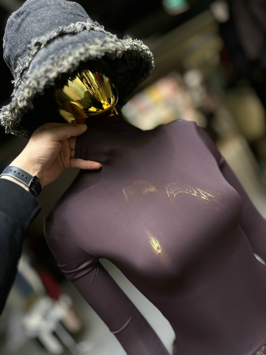 платье с высоким воротником,черное платье с перьями,модное платье,платье с мехом,платье с перьями