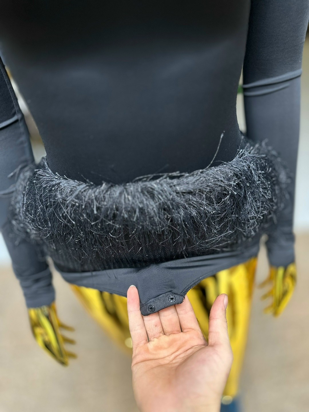 платье с высоким воротником,черное платье с перьями,модное платье,платье с мехом,платье с перьями