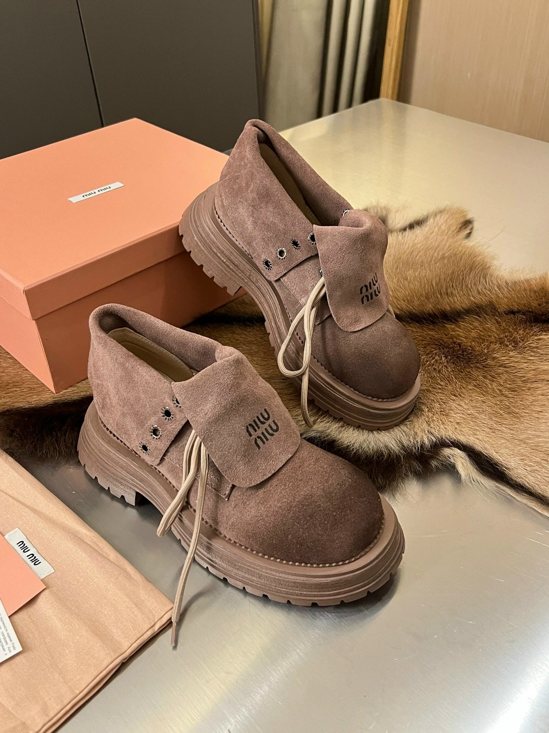 miu miu женские замшевые ботинки premium black,,женская ,модная женская ,замшевые лоферы miu miu на высокий подошве и фирменной фурнитурой