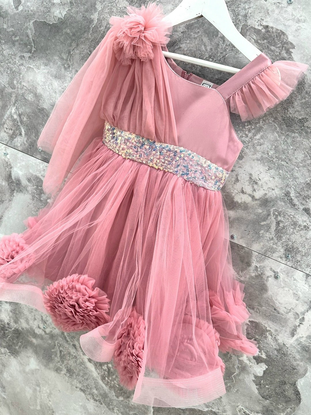 праздничное платья,платье для девочки,детские бальные платья,детское платье принцессы,платье с помпонами детское