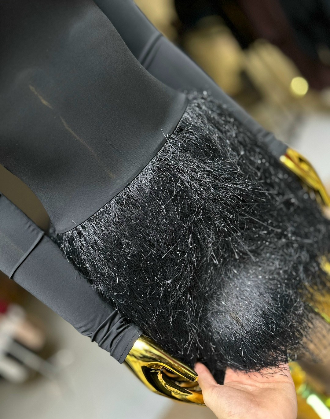 платье с высоким воротником,черное платье с перьями,модное платье,платье с мехом,платье с перьями