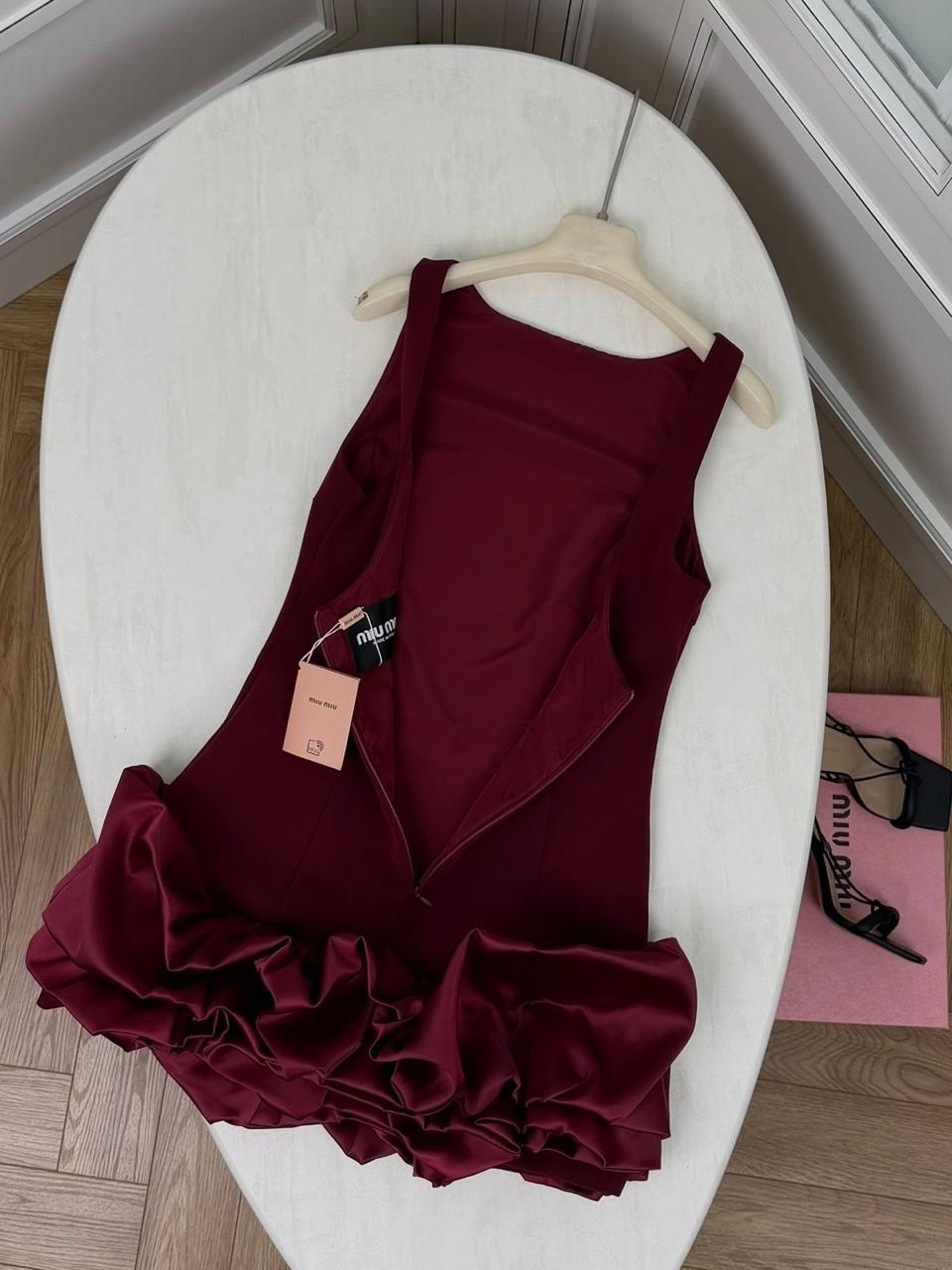 женское платье,платье с рюшами,женское платье с рюшами,мини платье,образ с бордовым платьем