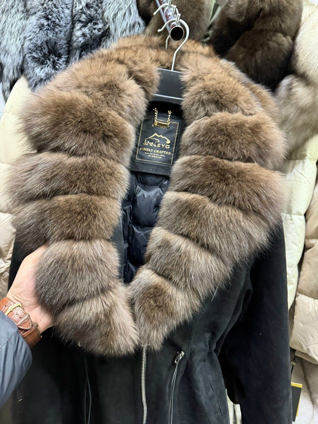 парка с натуральным мехом,парки с мехом песца,парка с мехом,парка черная с коричневым мехом песца тото,черная парка с мехом песца