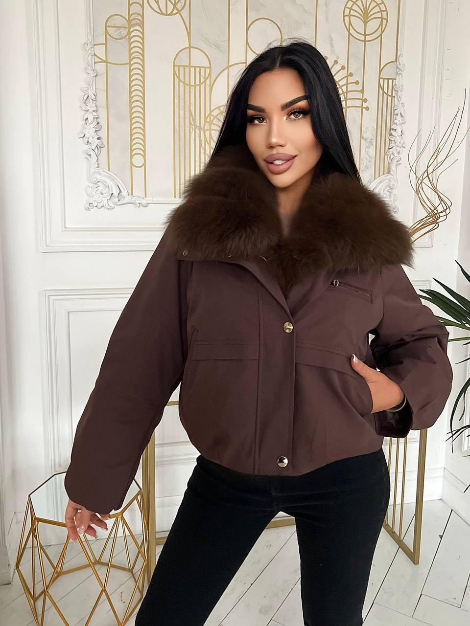 короткая куртка-пуховик из натурального лисьего меха,пуховик с натуральным мехом,женский пуховик с меховым воротником,куртка на утином пуху с воротником из лисьего меха,женская куртка-пуховик на белом