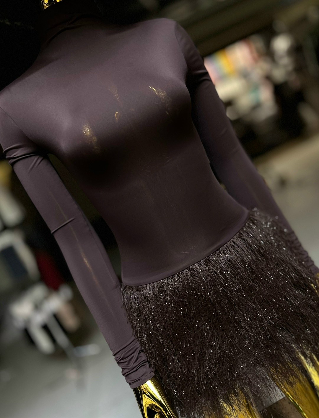 платье с высоким воротником,черное платье с перьями,модное платье,платье с мехом,платье с перьями