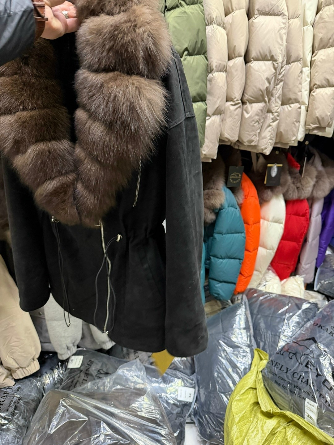 парка с натуральным мехом,парки с мехом песца,парка с мехом,парка черная с коричневым мехом песца тото,черная парка с мехом песца
