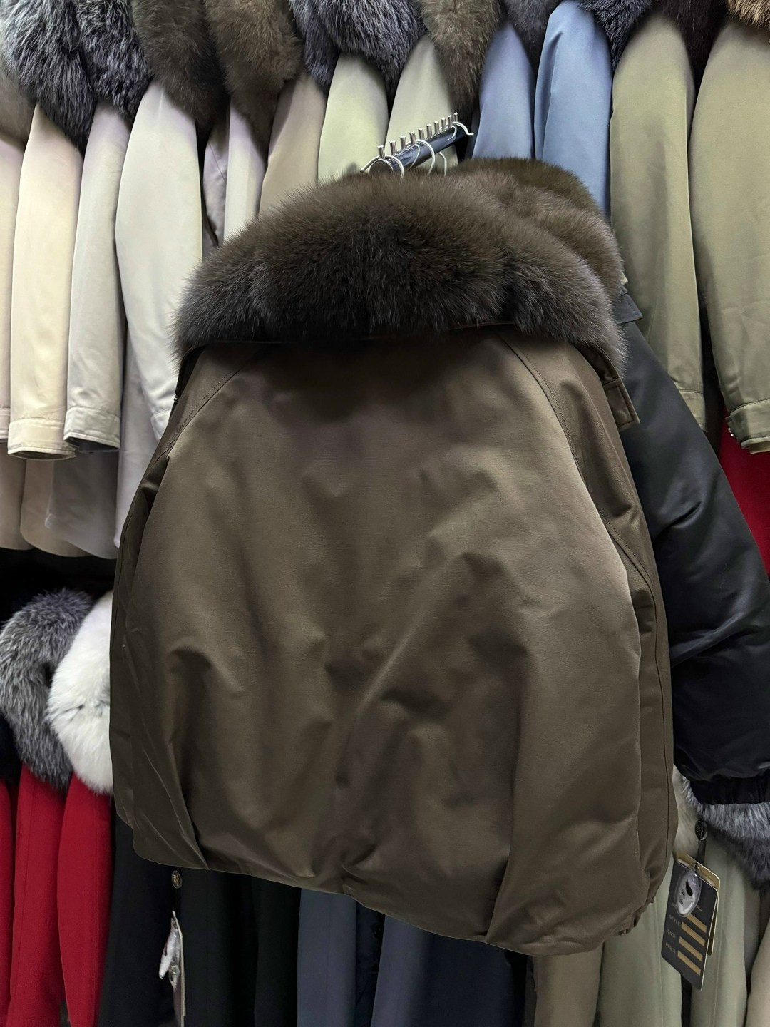 пуховик женский с натуральным мехом,пуховик с натуральным мехом,пуховик с натуральным песцом,короткая куртка-пуховик из натурального лисьего меха,женский пуховик