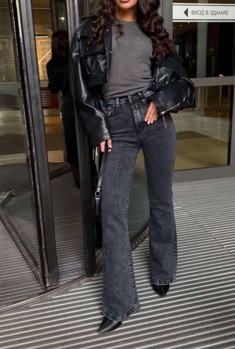 мода стиль,стиль одежды,серые джинсы клеш,серые джинсы