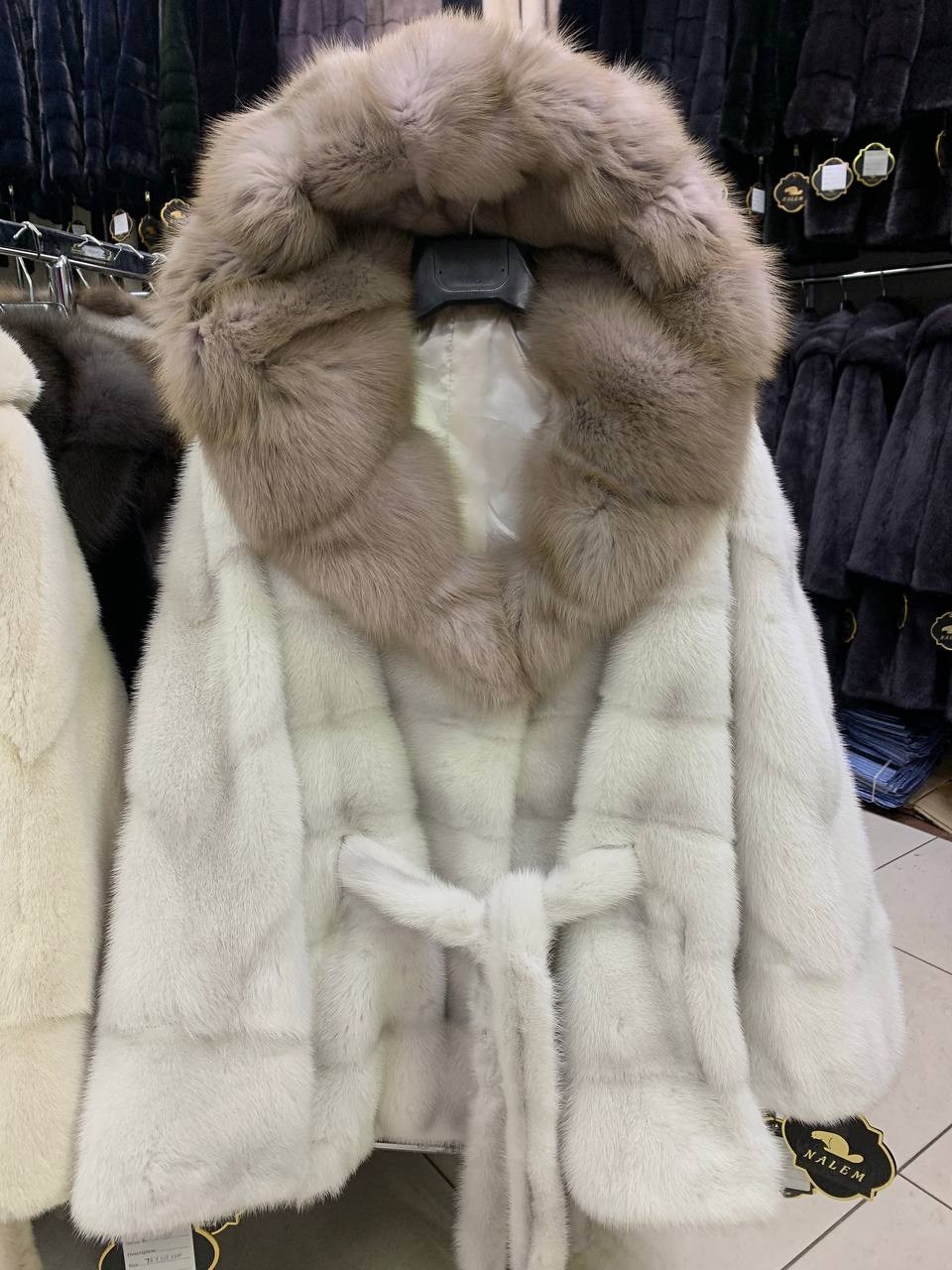 шубка из меха европейской норки с капюшоном из меха куницы,шуба норковая nafa кимоно "ваниль" с соболем,светлая норковая шуба с капюшоном из куницы,норковая шуба с капюшоном из куницы,шуба норковая na