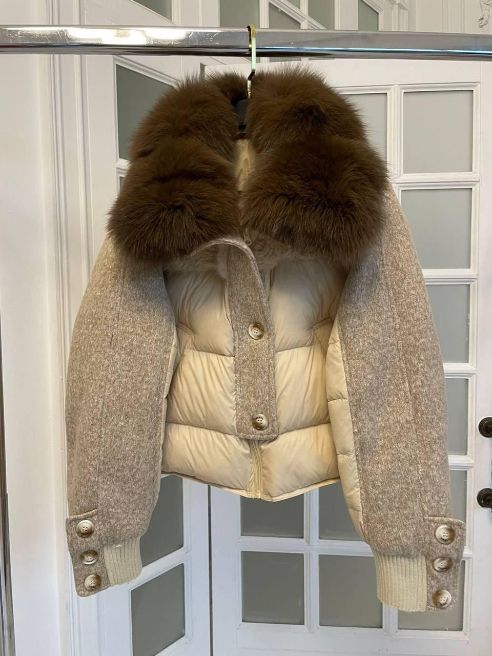 женский пуховик на белом утином пуху с большим воротником из лисьего меха,женский пуховик с воротником из лисьего меха,короткий пуховик,женский пуховик с большим воротником из искусственного лисьего м