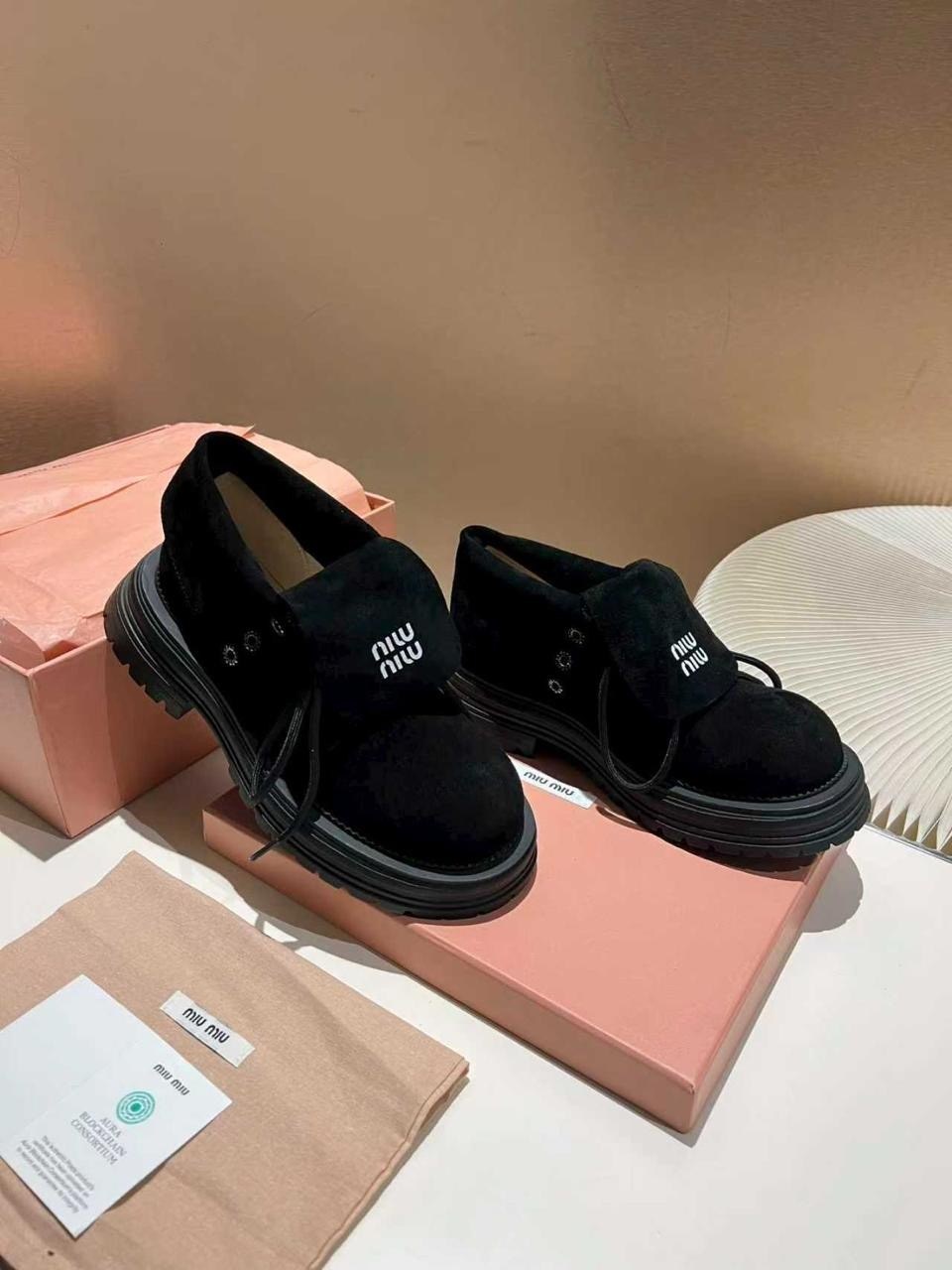 miu miu женские замшевые ботинки premium black,,женская ,модная женская ,замшевые лоферы miu miu на высокий подошве и фирменной фурнитурой