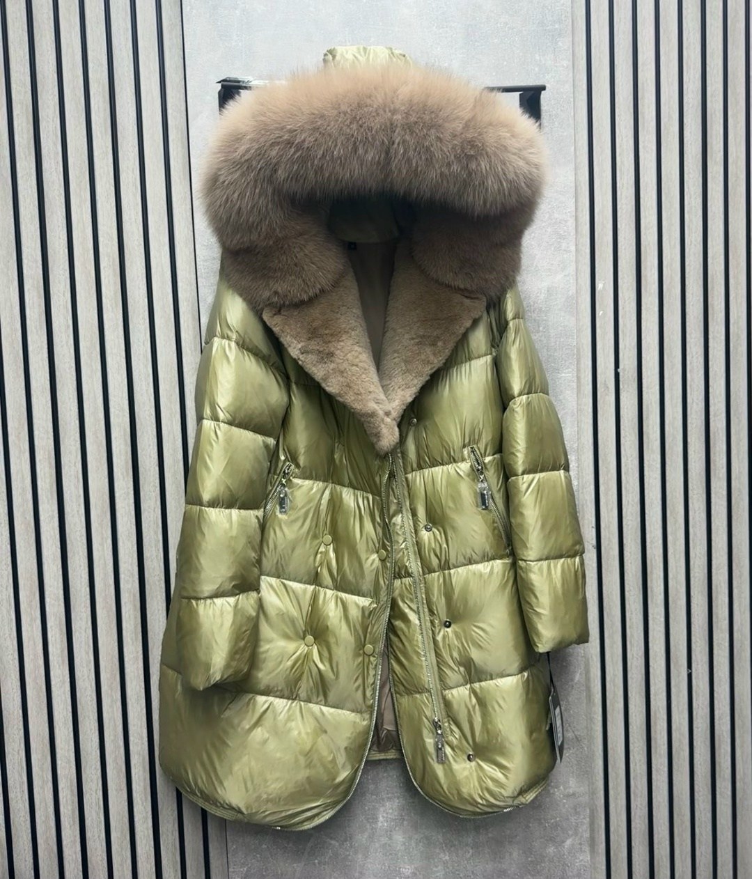 женский пуховик с воротником из лисьего меха,женский зимний пуховик с воротником из лисьего меха,женские пуховики,пуховик с натуральным мехом,теплое женское зимнее пальто с воротником из лисьего меха