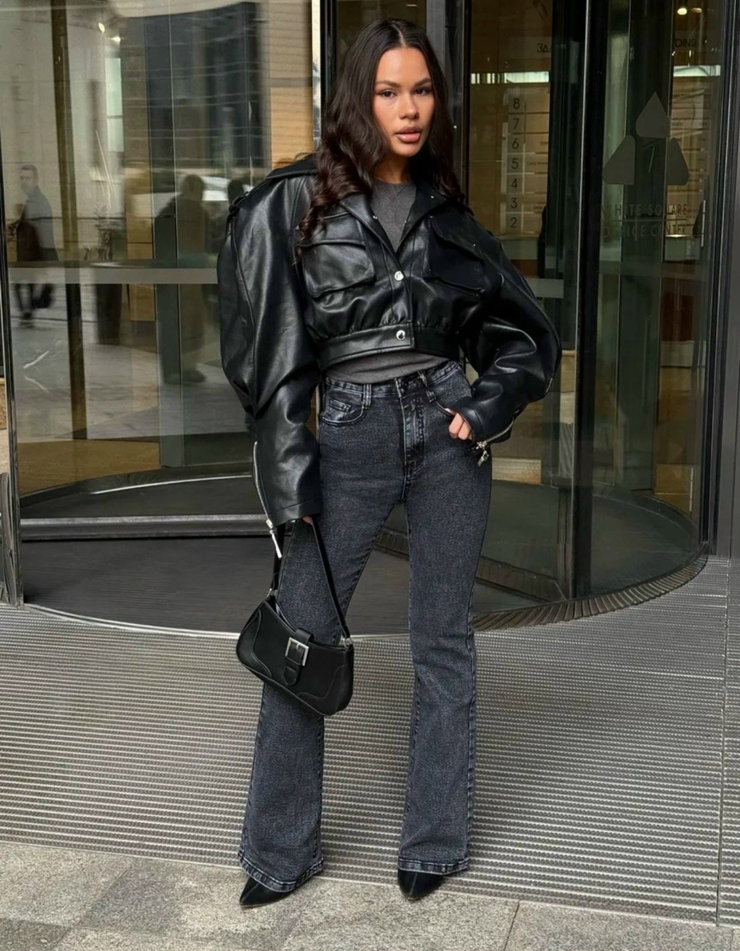 джинсы стильные,черные джинсы клеш,серые джинсы клеш,модные джинсы 2025,джинсы женские