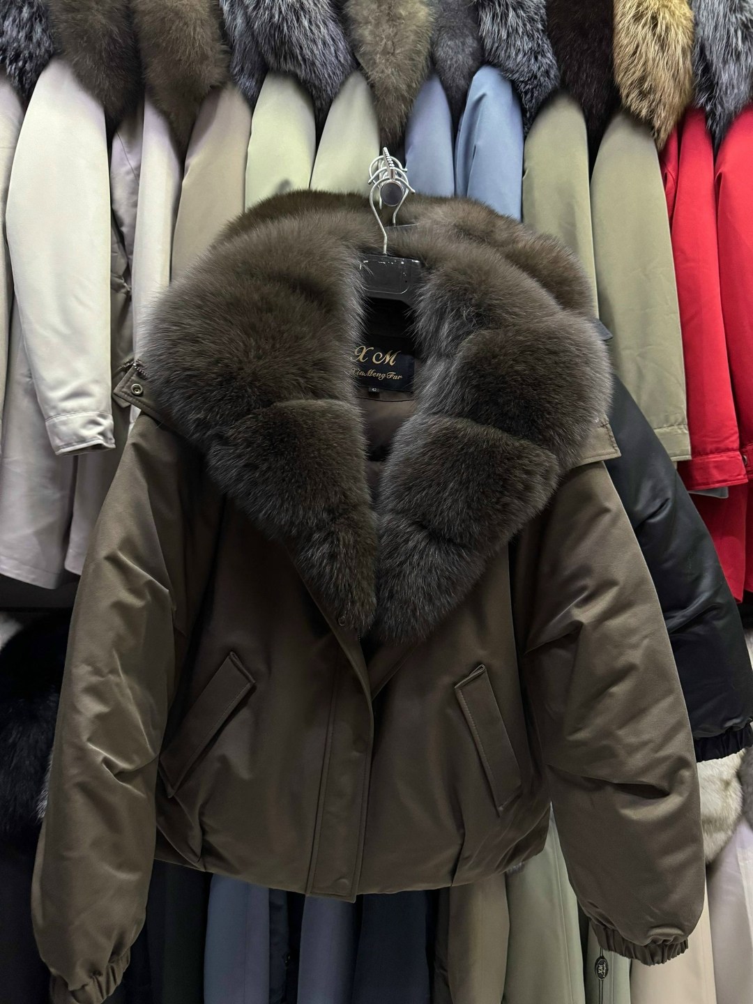 пуховик женский с натуральным мехом,пуховик с натуральным мехом,пуховик с натуральным песцом,короткая куртка-пуховик из натурального лисьего меха,женский пуховик