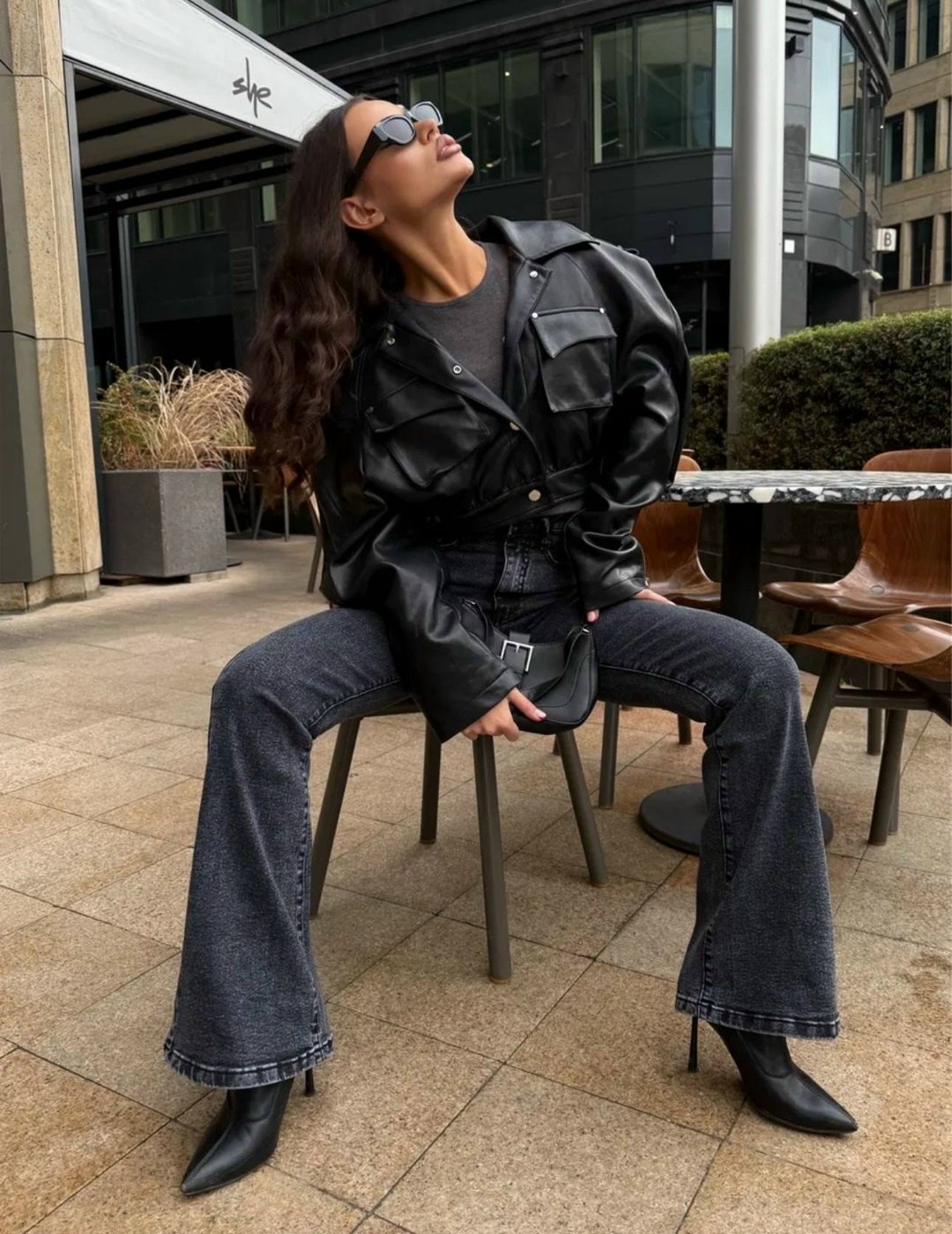 джинсы стильные,черные джинсы клеш,серые джинсы клеш,модные джинсы 2025,джинсы женские