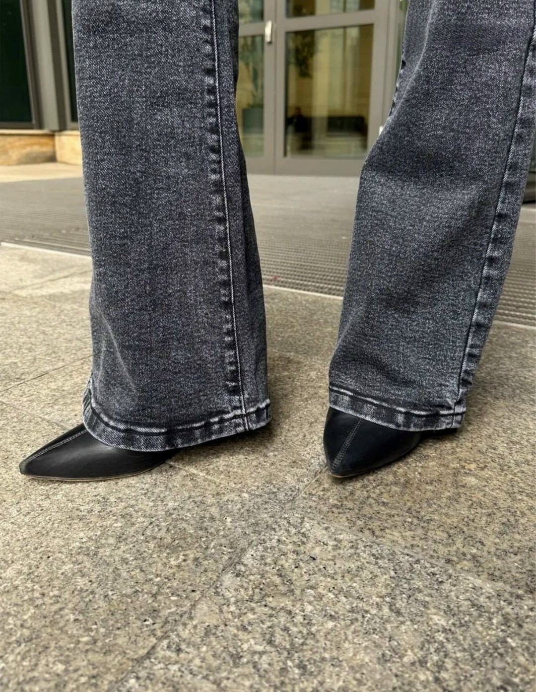 мода стиль,стиль одежды,серые джинсы клеш,серые джинсы