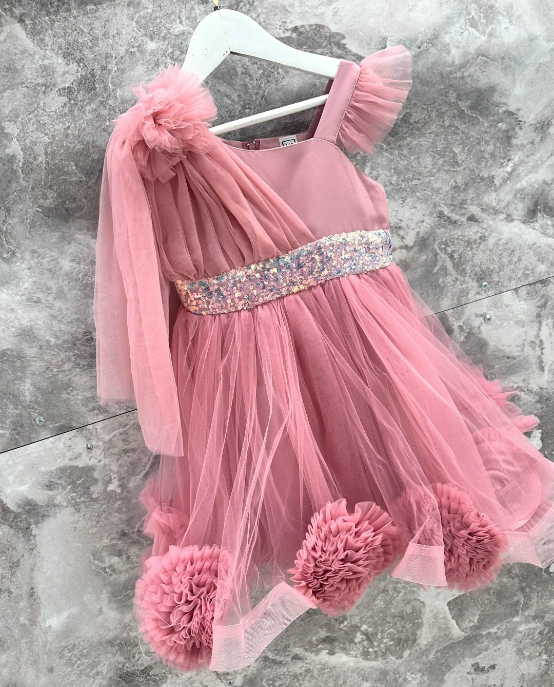 праздничное платья,платье для девочки,детские бальные платья,детское платье принцессы,платье с помпонами детское