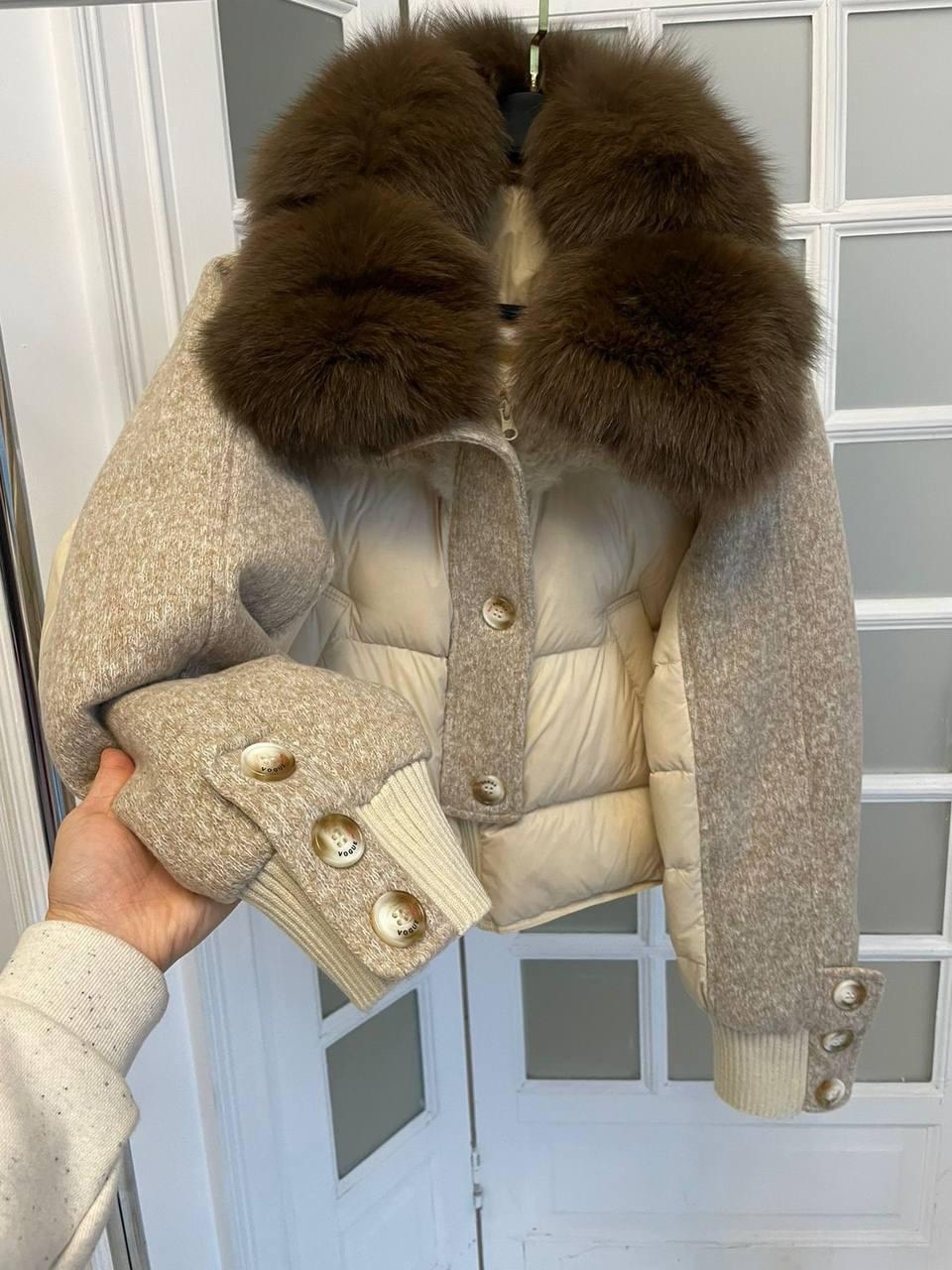 женский пуховик на белом утином пуху с большим воротником из лисьего меха,женский пуховик с воротником из лисьего меха,короткий пуховик,женский пуховик с большим воротником из искусственного лисьего м