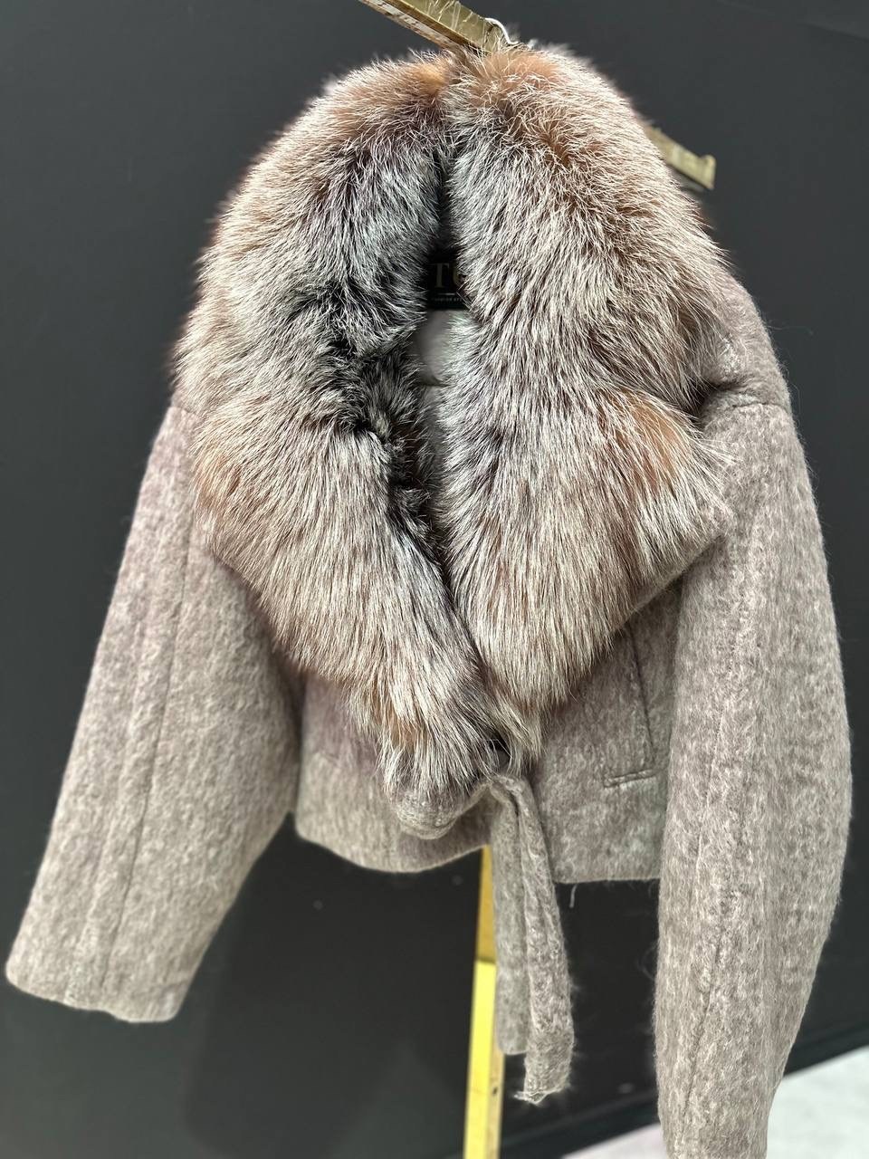 пальто с мехом,серая куртка из шерсти с накладными карманами и съемным мехом,шерстяное пальто,женское осенне-зимнее пальто с мехом,пуховик-пальто женский зимний шерсть с мехом лисы